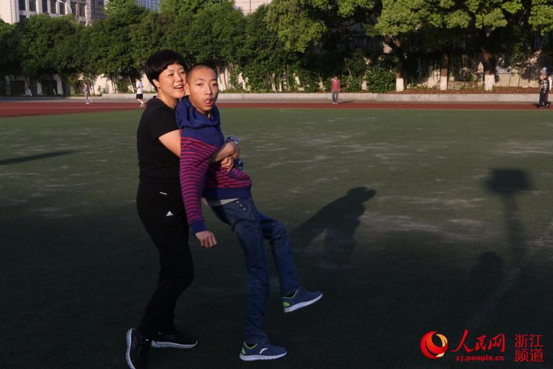每天，母子俩都会准时来到健身广场上练习走路。